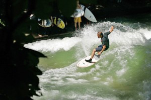 nico-meisner_eisbach-münchen-river-surfer