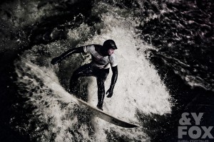 Andy-Fox_Eisbach-München-river-surf-fluss-wave-fotographer_Gerry-Schlegel
