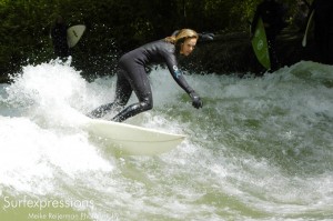 conni grundmann_eisbach-munich-fluss-surfer