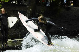 conni grundmann_eisbach-munich-river-wave-surfer