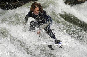 conni-grundmann_eisbach-münchen-river-fluss-surf
