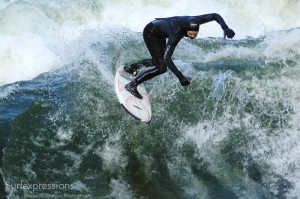 conni-grundmann_eisbach-münchen-river-fluss-surfer