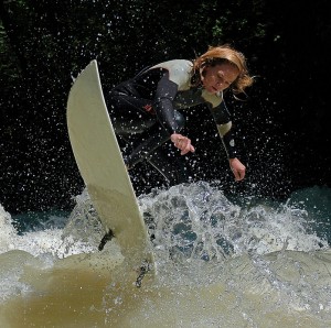 conni grundmann_eisbach-münchen-river-wave-surfer