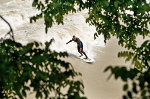 Hochwasser München Surfen Juni 2010 Isar Surfer