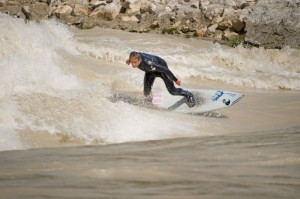 Hochwasser München Surfen Juni 2010 Surfer Welle Isar