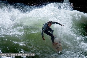 Yoyo-Terhorst-Eisbach München surfen Munich River Fluss Surfer