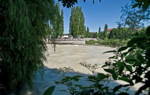 Isar München Welle Surfen Reichenbachbruecke Eisbach