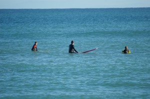 Thomas Mayr mit Familie Kinder beim Surfkurs