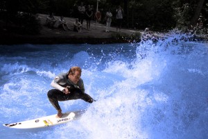 Yoyo-Terhorst-Eisbach München Fluss Surfer-Munich river surfing