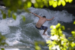 Yoyo-Terhorst-Eisbach München surfen River Jojo Surfer Munich Fluss