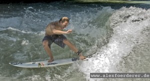 Yoyo-Terhorst-Eisbach München surfen River surfing Munich Fluss Surfer