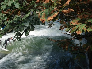 Eisbach surfen münchen herbstbeginn