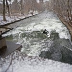 Eisbach Muenchen river Surfing Session im ersten Schnee 2010