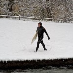 eisbach-surfer im Schnee münchen-river-surfing-schnee-surfen