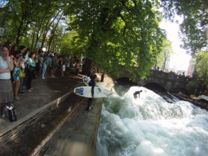 Eisbach River Surfing Muenchen Ostern 2