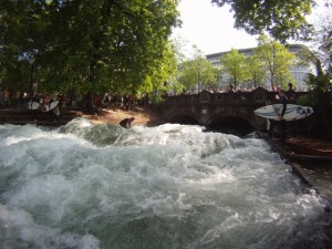 Eisbach River Surfing Muenchen Ostern 4