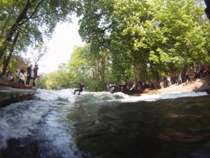 Eisbach River Surfing Muenchen sommer