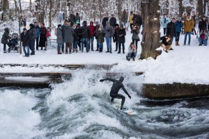 Eisbach river surfen münchen rainer zuschauer winter schnee