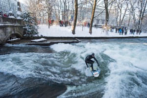 eisbach münchen river surfing winter schnee sonne zuschauer